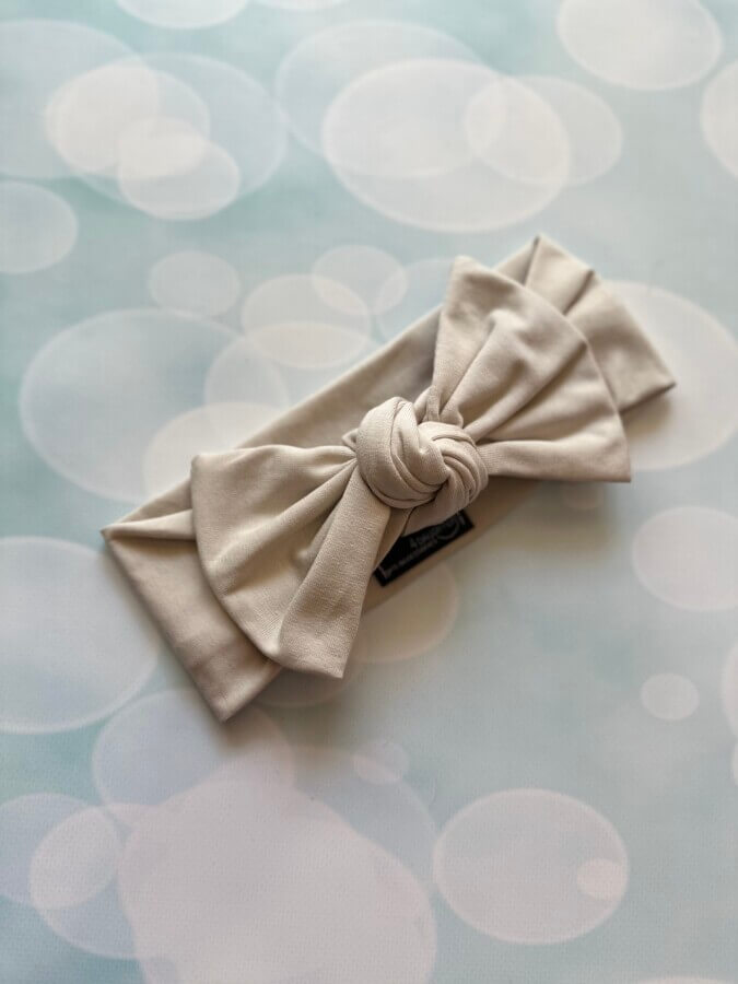 The knotting beige bow