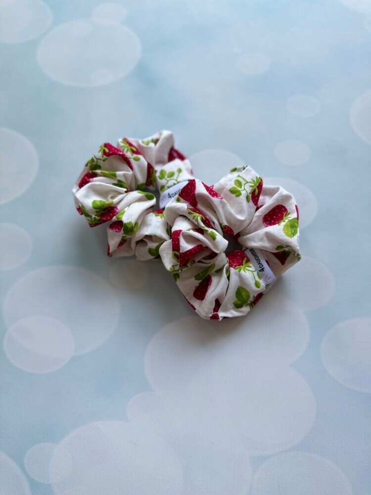 Strawberries mini scrunchies