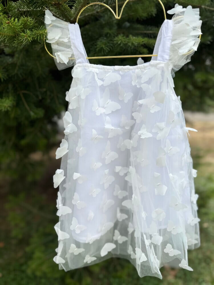 Φόρεμα λευκό με τρισδιάστατες πεταλουδίτσες