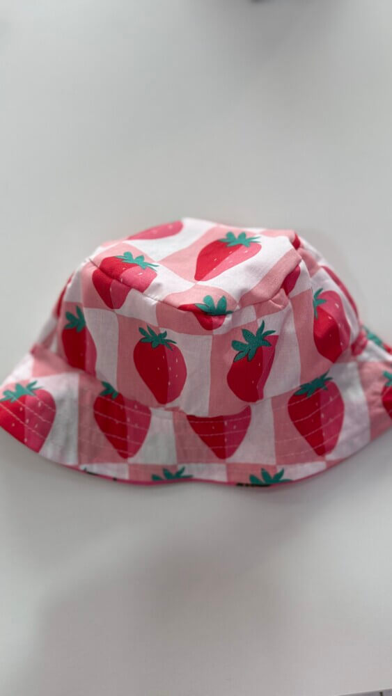 Bucket hat strawberries/apples